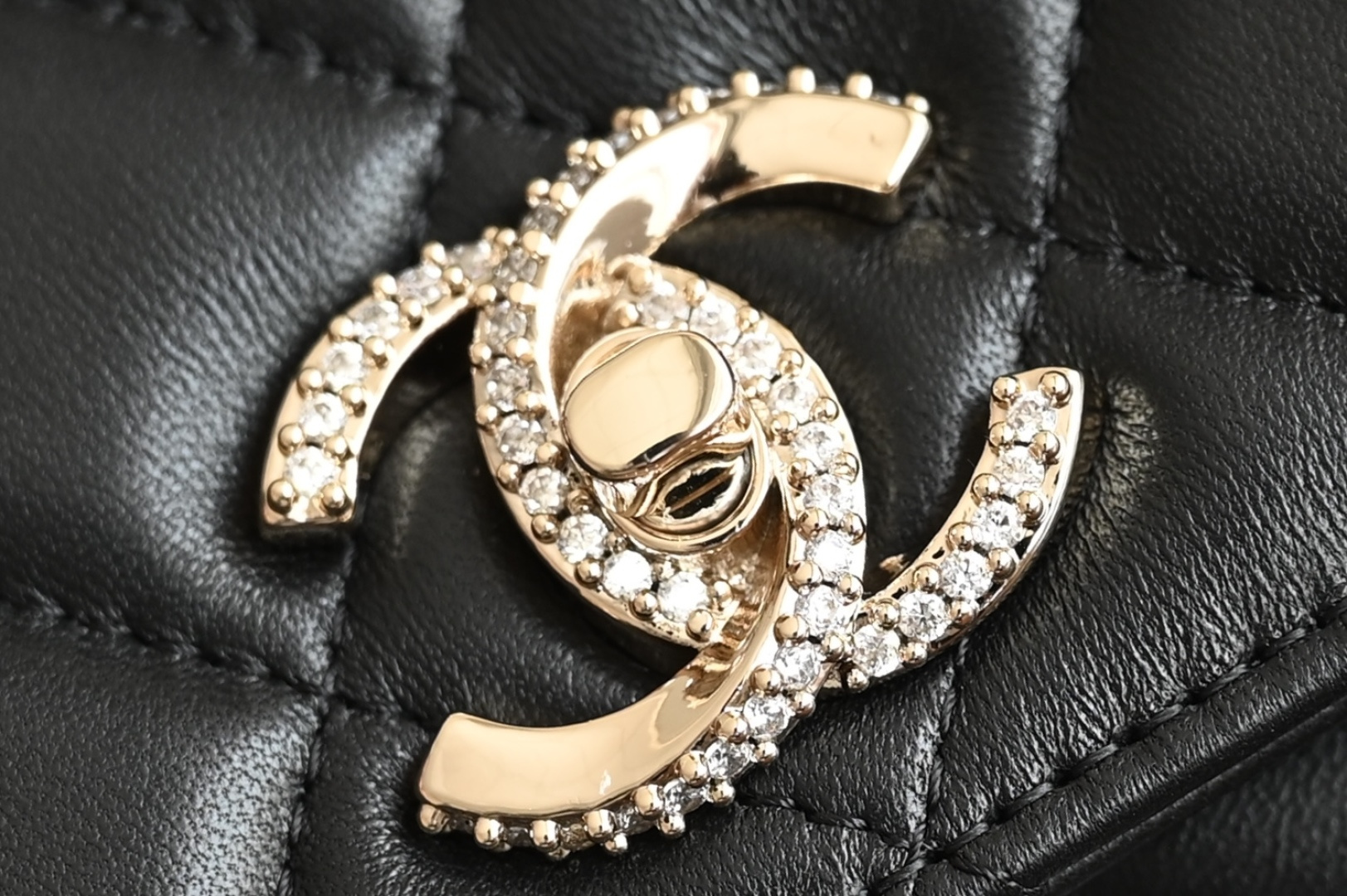 白金版▪️正品级 包装如图新品到货🆕𝗖𝗵𝗮𝗻𝗲𝟭 𝟐𝟒𝐊水钻手柄风琴𝐰𝐨𝐜 黑色五金: 厚镀18k浅金皮