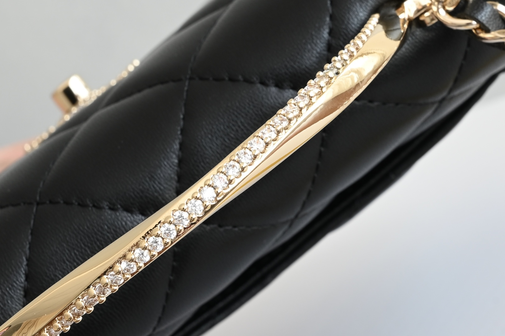 白金版▪️正品级 包装如图新品到货🆕𝗖𝗵𝗮𝗻𝗲𝟭 𝟐𝟒𝐊水钻手柄风琴𝐰𝐨𝐜 黑色五金: 厚镀18k浅金皮