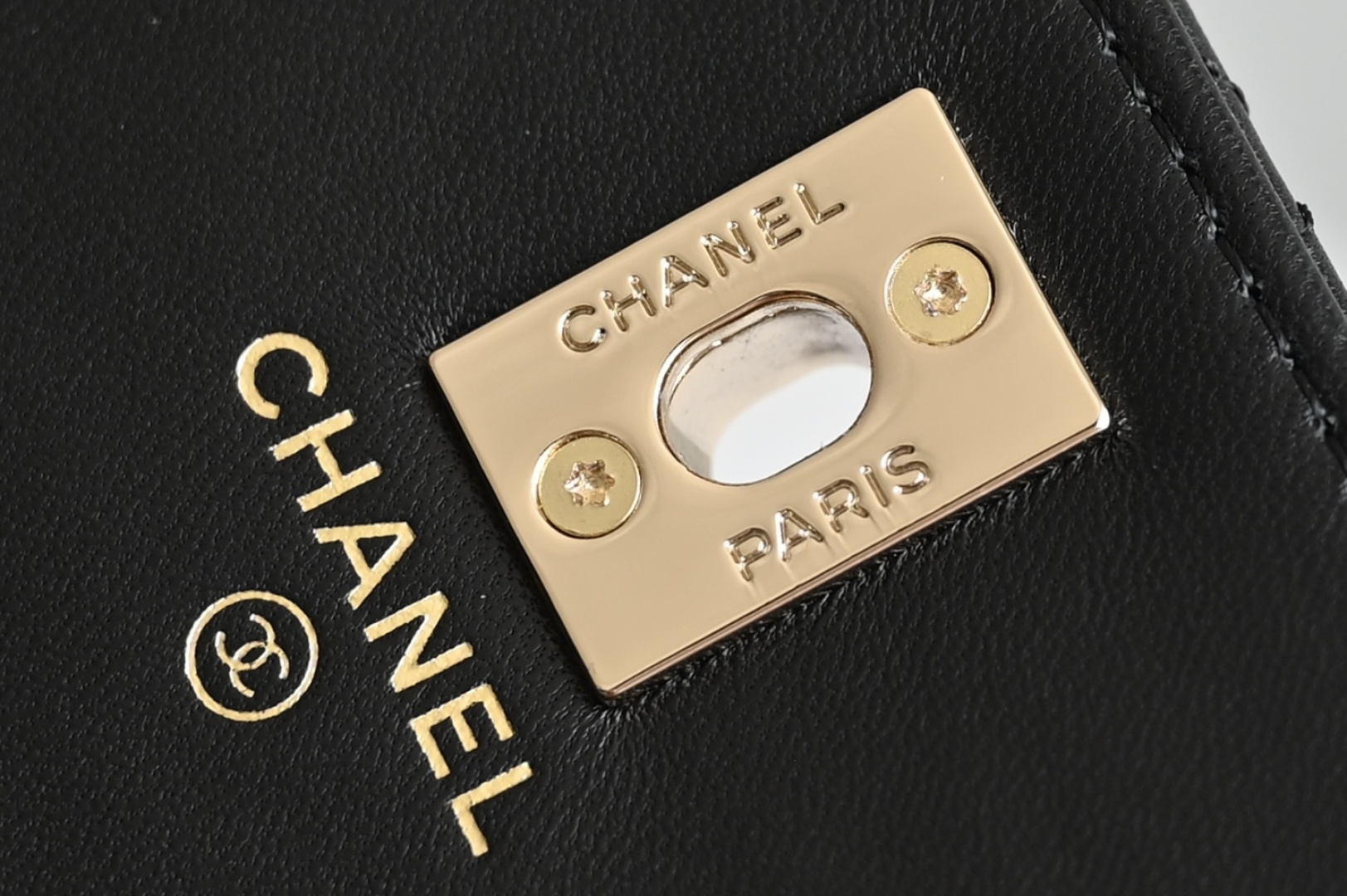 白金版▪️正品级 包装如图新品到货🆕𝗖𝗵𝗮𝗻𝗲𝟭 𝟐𝟒𝐊水钻手柄风琴𝐰𝐨𝐜 黑色五金: 厚镀18k浅金皮