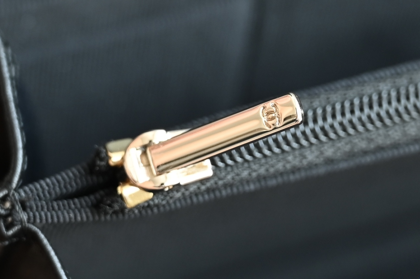 白金版▪️正品级 包装如图新品到货🆕𝗖𝗵𝗮𝗻𝗲𝟭 𝟐𝟒𝐊水钻手柄风琴𝐰𝐨𝐜 黑色五金: 厚镀18k浅金皮