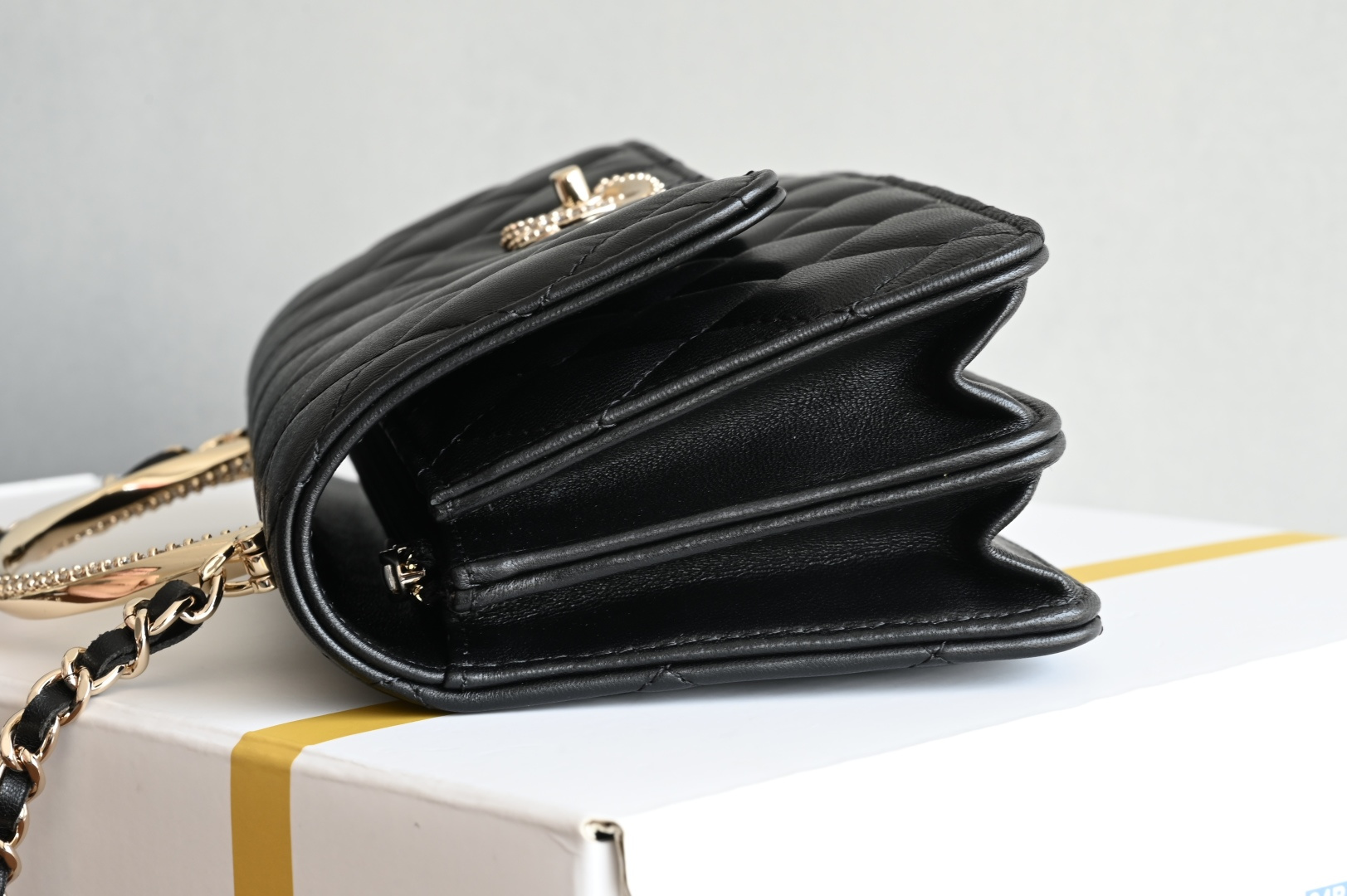 白金版▪️正品级 包装如图新品到货🆕𝗖𝗵𝗮𝗻𝗲𝟭 𝟐𝟒𝐊水钻手柄风琴𝐰𝐨𝐜 黑色五金: 厚镀18k浅金皮