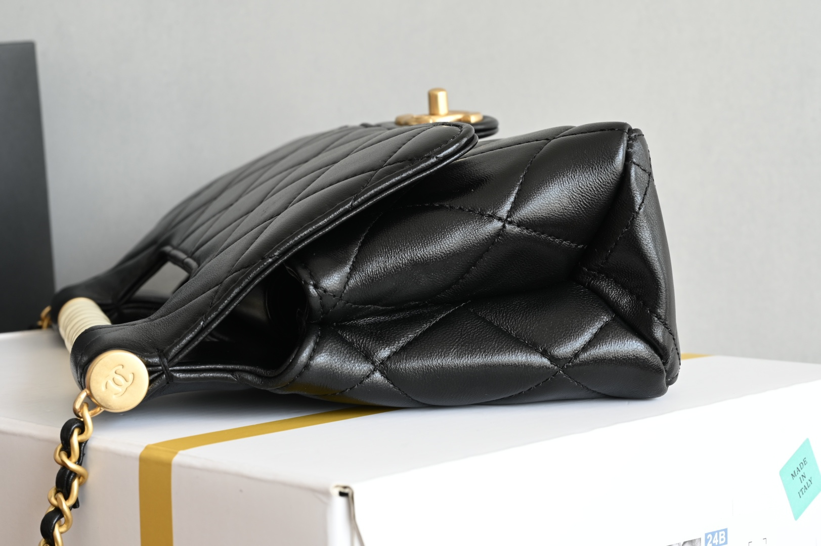 白金版▪️正品级 包装如图新品到货🆕𝗖𝗵𝗮𝗻𝗲𝟭 𝟐𝟓𝐏珍珠手柄口盖包五金: 全钢厚镀24K鎏金扣皮料：