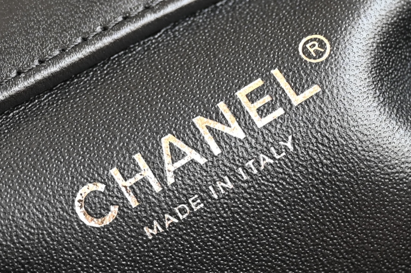 白金版▪️正品级 包装如图新品到货🆕𝗖𝗵𝗮𝗻𝗲𝟭 𝟐𝟓𝐏珍珠手柄口盖包五金: 全钢厚镀24K鎏金扣皮料：