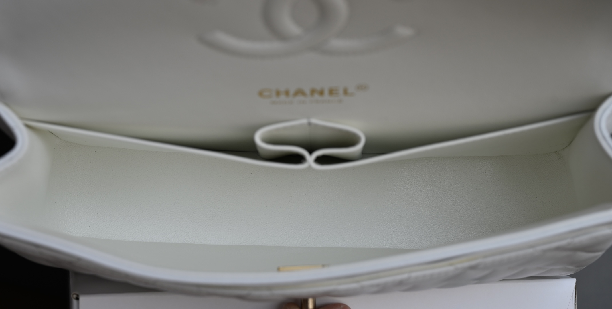 🌼白金版▪️正品级 包装如图全新发售‼️最新版𝙲𝙵系列专柜售价𝟾𝟺𝟸𝟹𝟶购入开发➠𝙲𝚕𝚊𝚜𝚜𝚒𝚌 𝙵𝚕𝚊