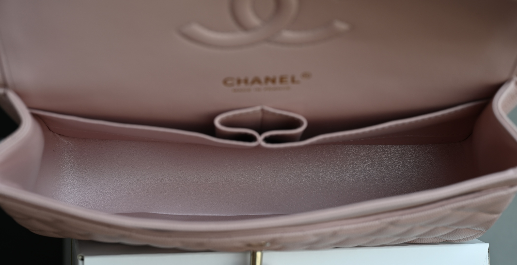 🌼白金版▪️正品级 包装如图𝐂𝐡𝐚𝐧𝐞𝐥 𝐂𝐅 升级版 中球粉全名Classic Fla0 尺寸： 15