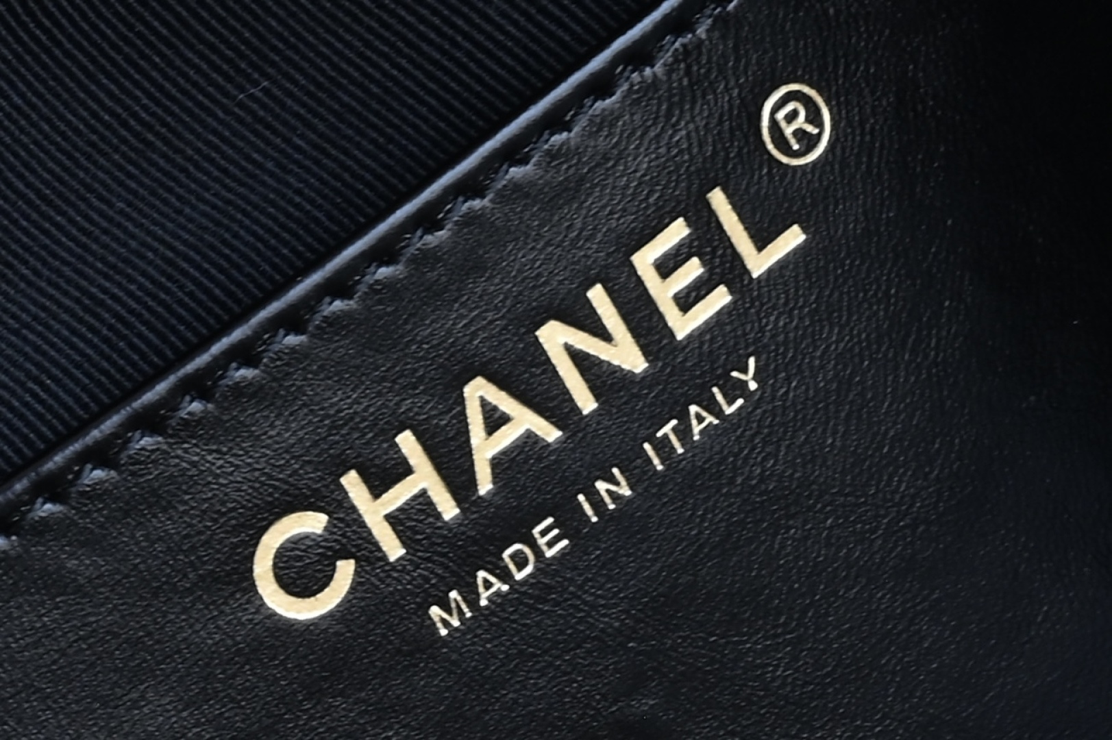 🌼白金版▪️正品级 包装如图全新到货🆕𝗖𝗵𝗮𝗻𝗲𝟭 𝟮𝟱𝗰早春嬉皮购物包小号 黑色♥专柜售价𝟦𝟩𝟪𝟢𝟢𝗋