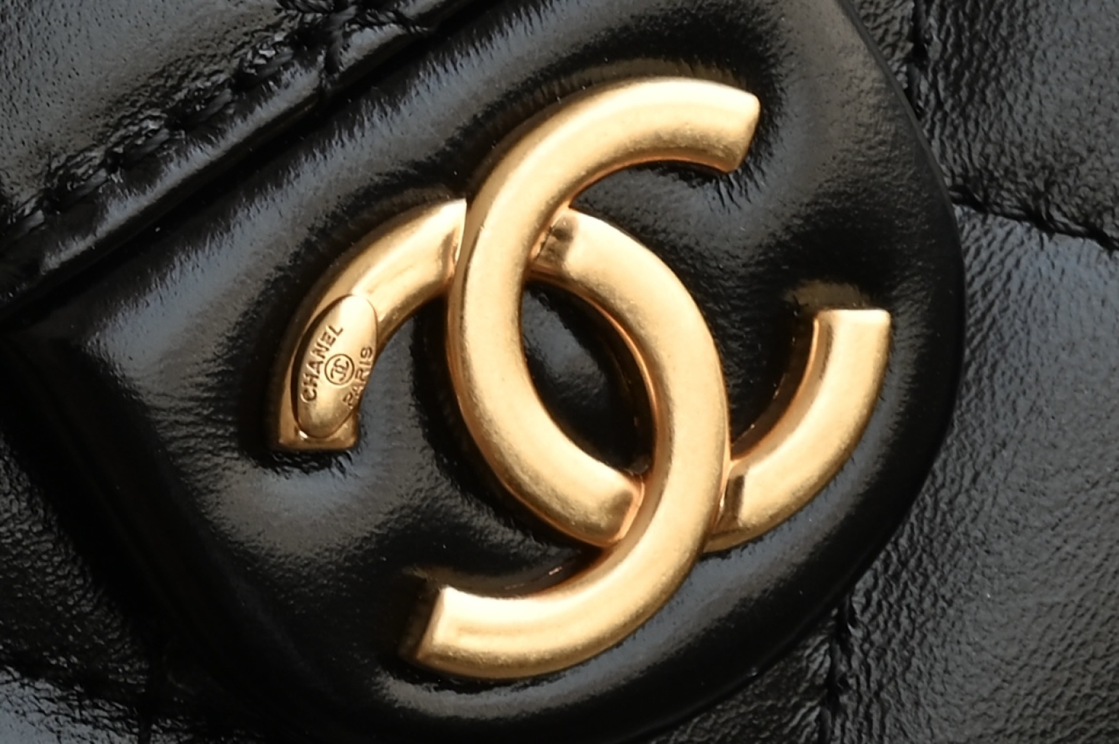 🌼白金版▪️正品级 包装如图全新到货🆕𝗖𝗵𝗮𝗻𝗲𝟭 𝟮𝟱𝗰早春嬉皮购物包小号 黑色♥专柜售价𝟦𝟩𝟪𝟢𝟢𝗋