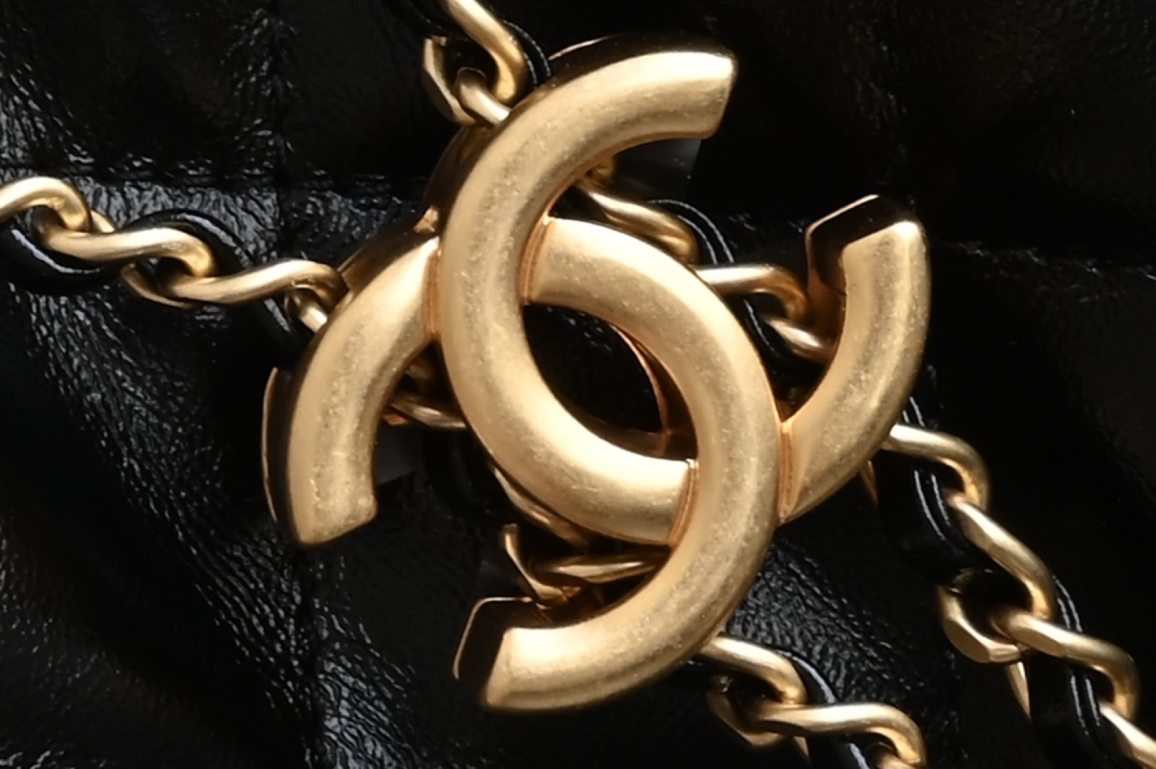 🌼白金版▪️正品级 包装如图全新到货🆕𝗖𝗵𝗮𝗻𝗲𝟭 𝟮𝟱𝗰早春嬉皮购物包小号 黑色♥专柜售价𝟦𝟩𝟪𝟢𝟢𝗋