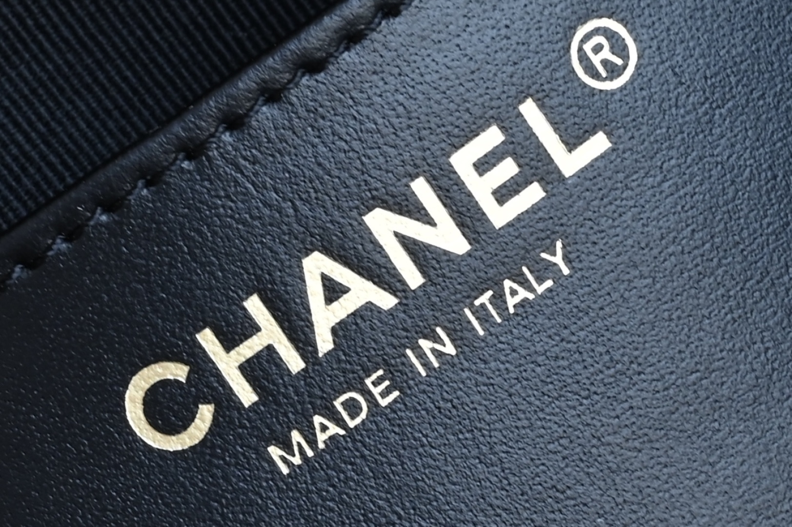 🌼白金版▪️正品级 包装如图全新到货🆕𝗖𝗵𝗮𝗻𝗲𝟭 𝟮𝟱𝗕𝗮𝗴嬉皮𝗁𝗈𝖻𝗈小号 黑色专柜售价𝟦𝟩𝟪𝟢𝟢𝗋