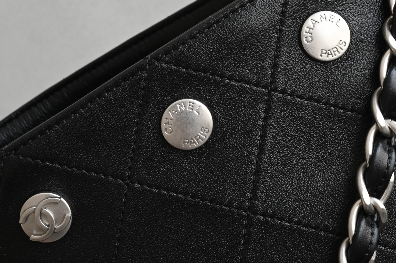 白金版▪️正品级 包装如图全新到货🆕𝐂𝐡𝐚𝐧𝐞𝟏 𝟐𝟓𝐏 银币嬉皮包专柜售价𝟧𝟧𝟪𝟢𝟢𝗋𝗆𝖻购入开发〰️