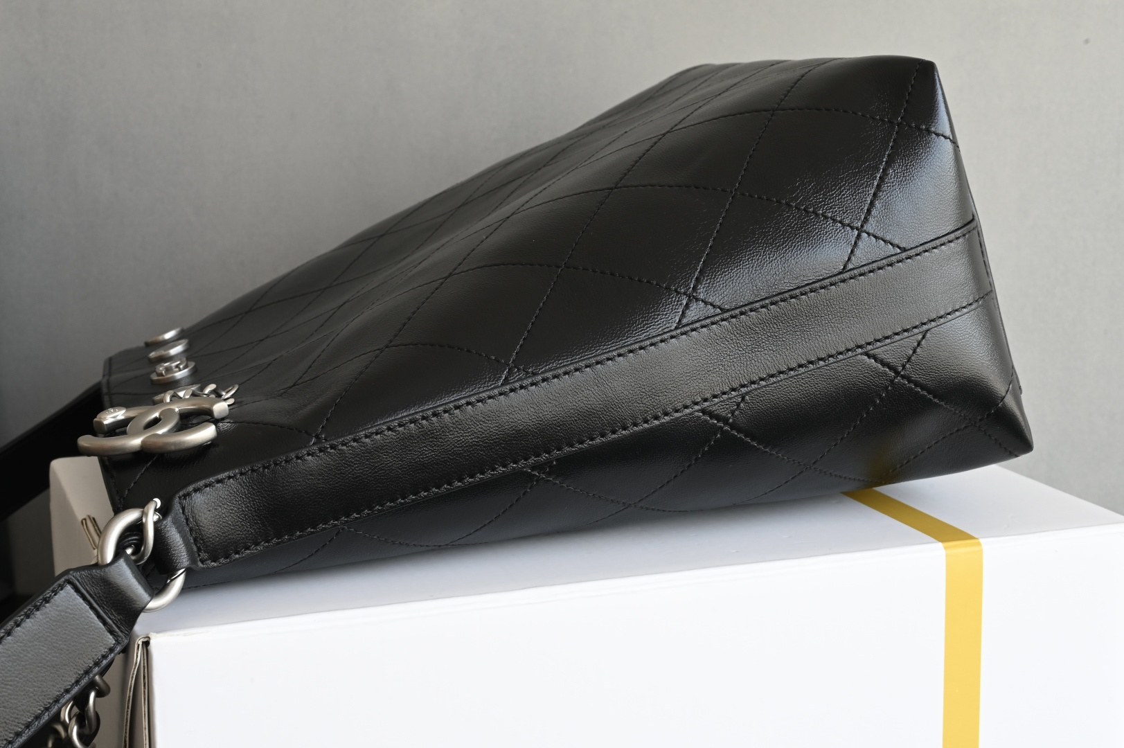 白金版▪️正品级 包装如图全新到货🆕𝐂𝐡𝐚𝐧𝐞𝟏 𝟐𝟓𝐏 银币嬉皮包专柜售价𝟧𝟧𝟪𝟢𝟢𝗋𝗆𝖻购入开发〰️