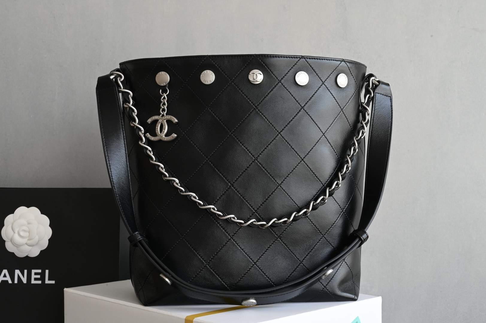 白金版▪️正品级 包装如图全新到货🆕𝐂𝐡𝐚𝐧𝐞𝟏 𝟐𝟓𝐏 银币嬉皮包专柜售价𝟧𝟧𝟪𝟢𝟢𝗋𝗆𝖻购入开发〰️