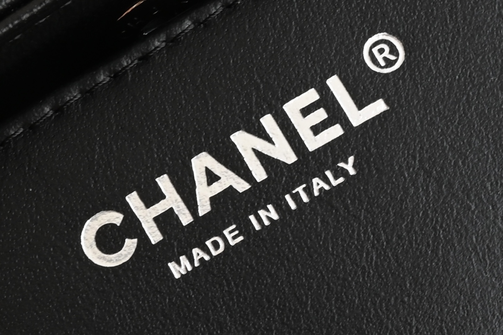 白金版▪️正品级 包装如图全新到货🆕𝐂𝐡𝐚𝐧𝐞𝟏 𝟐𝟓𝐏 银币嬉皮包专柜售价𝟧𝟧𝟪𝟢𝟢𝗋𝗆𝖻购入开发〰️