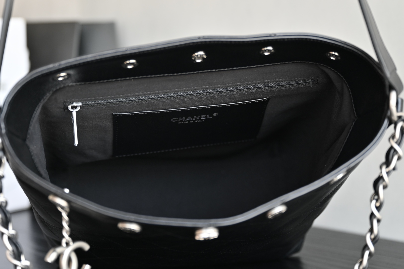 白金版▪️正品级 包装如图全新到货🆕𝐂𝐡𝐚𝐧𝐞𝟏 𝟐𝟓𝐏 银币嬉皮包专柜售价𝟧𝟧𝟪𝟢𝟢𝗋𝗆𝖻购入开发〰️