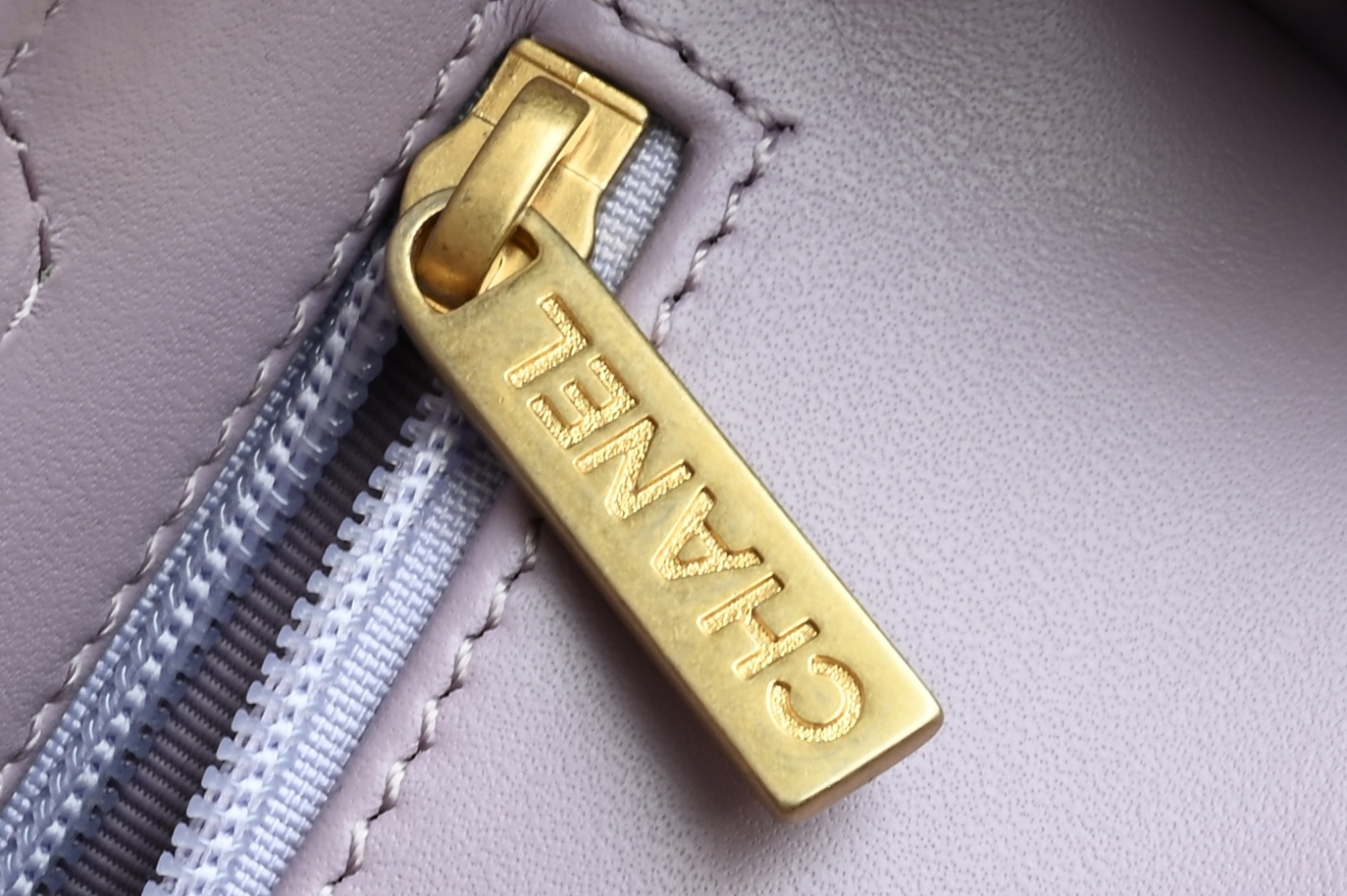 白金版▪️正品级 包装如图新品到货🆕𝗖𝗵𝗮𝗻𝗲𝟭 𝟐𝟒𝐏系列💟𝗞𝗲𝗹𝗹𝘆 手提链条包大号 烟紫 专柜售价