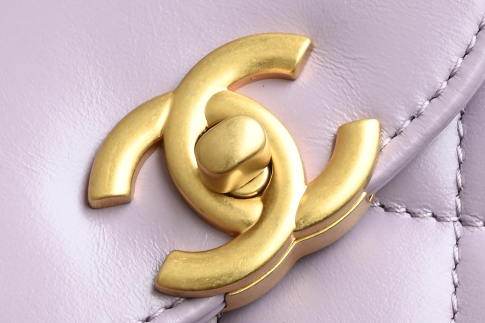 白金版▪️正品级 包装如图新品到货🆕𝗖𝗵𝗮𝗻𝗲𝟭 𝟐𝟒𝐏系列💟𝗞𝗲𝗹𝗹𝘆 手提链条包大号 烟紫 专柜售价