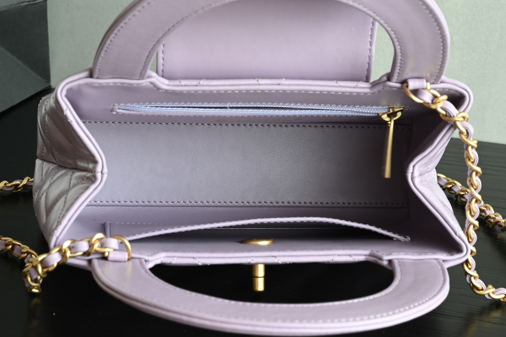 白金版▪️正品级 包装如图新品到货🆕𝗖𝗵𝗮𝗻𝗲𝟭 𝟐𝟒𝐏系列💟𝗞𝗲𝗹𝗹𝘆 手提链条包大号 烟紫 专柜售价