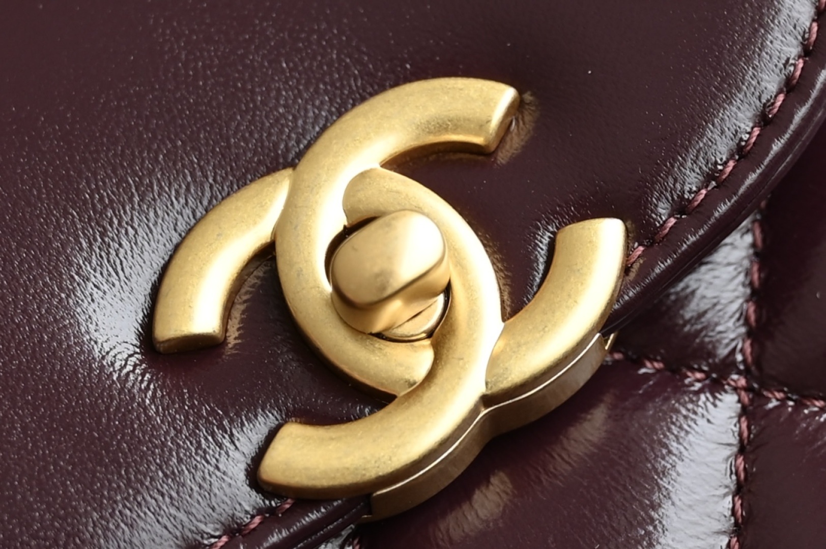 白金版▪️正品级 包装如图新品到货🆕𝗖𝗵𝗮𝗻𝗲𝟭 𝟐𝟒𝐀新色𝗞𝗲𝗹𝗹𝘆 手提链条包大号 酒红色专柜售价𝟥