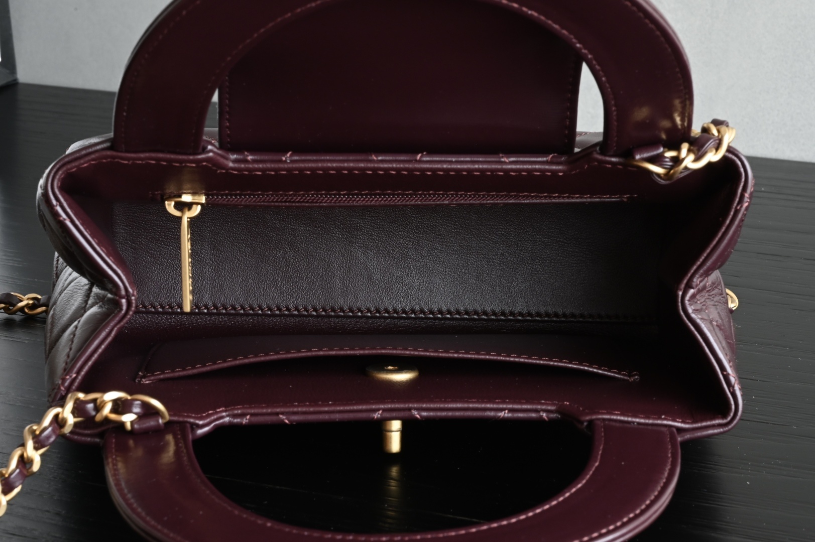 白金版▪️正品级 包装如图新品到货🆕𝗖𝗵𝗮𝗻𝗲𝟭 𝟐𝟒𝐀新色𝗞𝗲𝗹𝗹𝘆 手提链条包大号 酒红色专柜售价𝟥