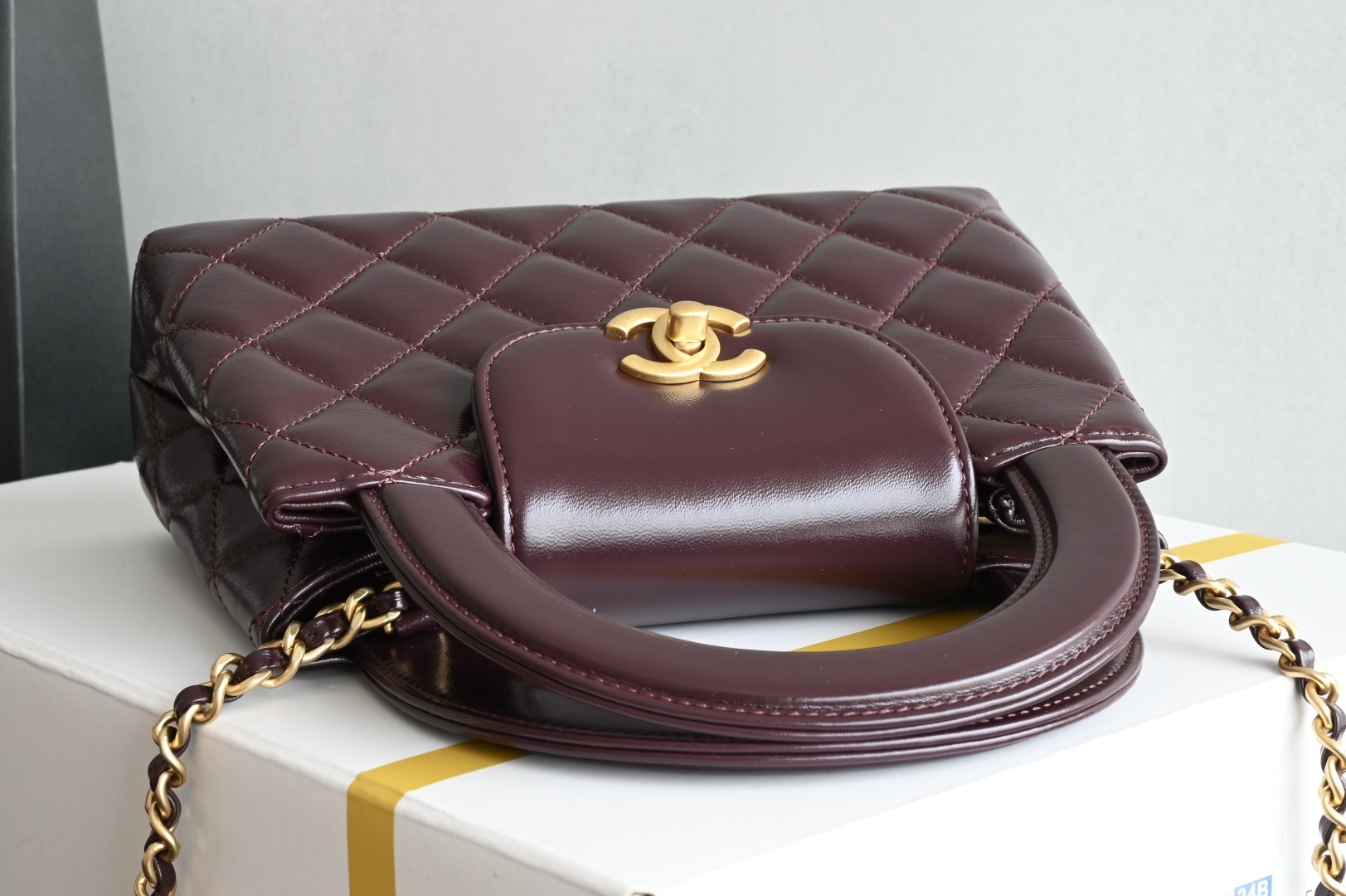 白金版▪️正品级 包装如图新品到货🆕𝗖𝗵𝗮𝗻𝗲𝟭 𝟐𝟒𝐀新色𝗞𝗲𝗹𝗹𝘆 手提链条包大号 酒红色专柜售价𝟥