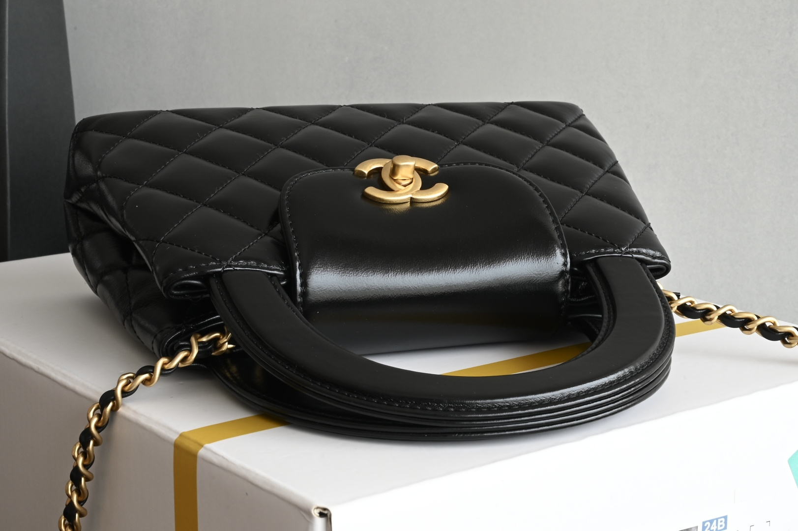 白金版▪️正品级 包装如图新品到货🆕𝗖𝗵𝗮𝗻𝗲𝟭 𝟐𝟓𝐂𝗞𝗲𝗹𝗹𝘆 手提链条包大号 黑色专柜售价𝟥𝟧𝟨𝟢