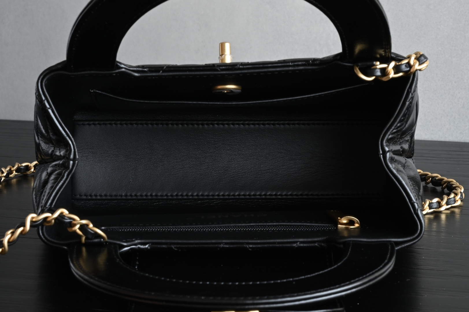 白金版▪️正品级 包装如图新品到货🆕𝗖𝗵𝗮𝗻𝗲𝟭 𝟐𝟓𝐂𝗞𝗲𝗹𝗹𝘆 手提链条包大号 黑色专柜售价𝟥𝟧𝟨𝟢