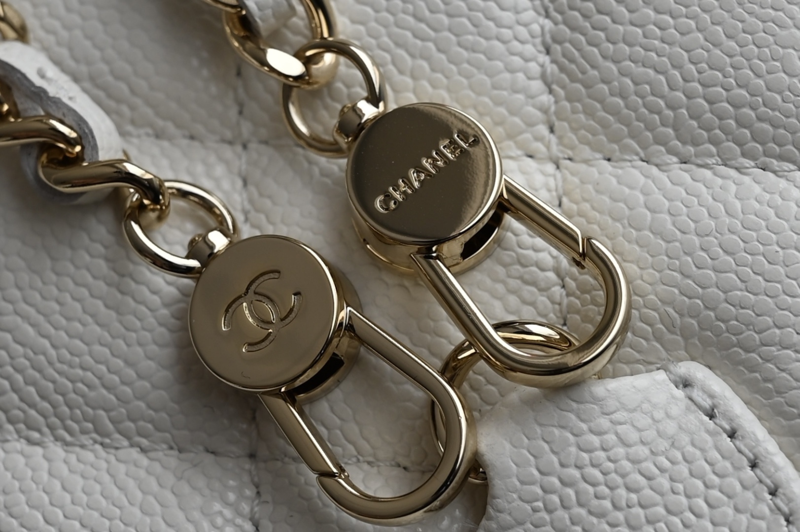 白金版▪️正品级 包装如图𝐂𝐡𝐚𝐧𝐞𝟏新品𝟐𝟒𝐂 白金荔枝皮mini双肩包小书包专柜货售价𝟥𝟦𝟪𝟢𝟢𝗋𝗆