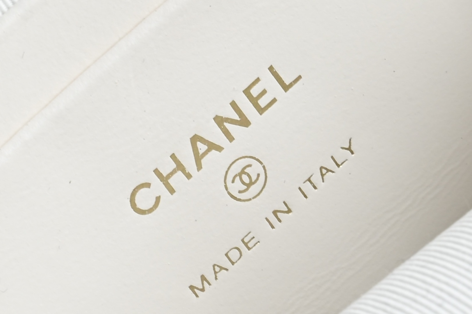 白金版▪️正品级 包装如图𝐂𝐡𝐚𝐧𝐞𝟏新品𝟐𝟒𝐂 白金荔枝皮mini双肩包小书包专柜货售价𝟥𝟦𝟪𝟢𝟢𝗋𝗆