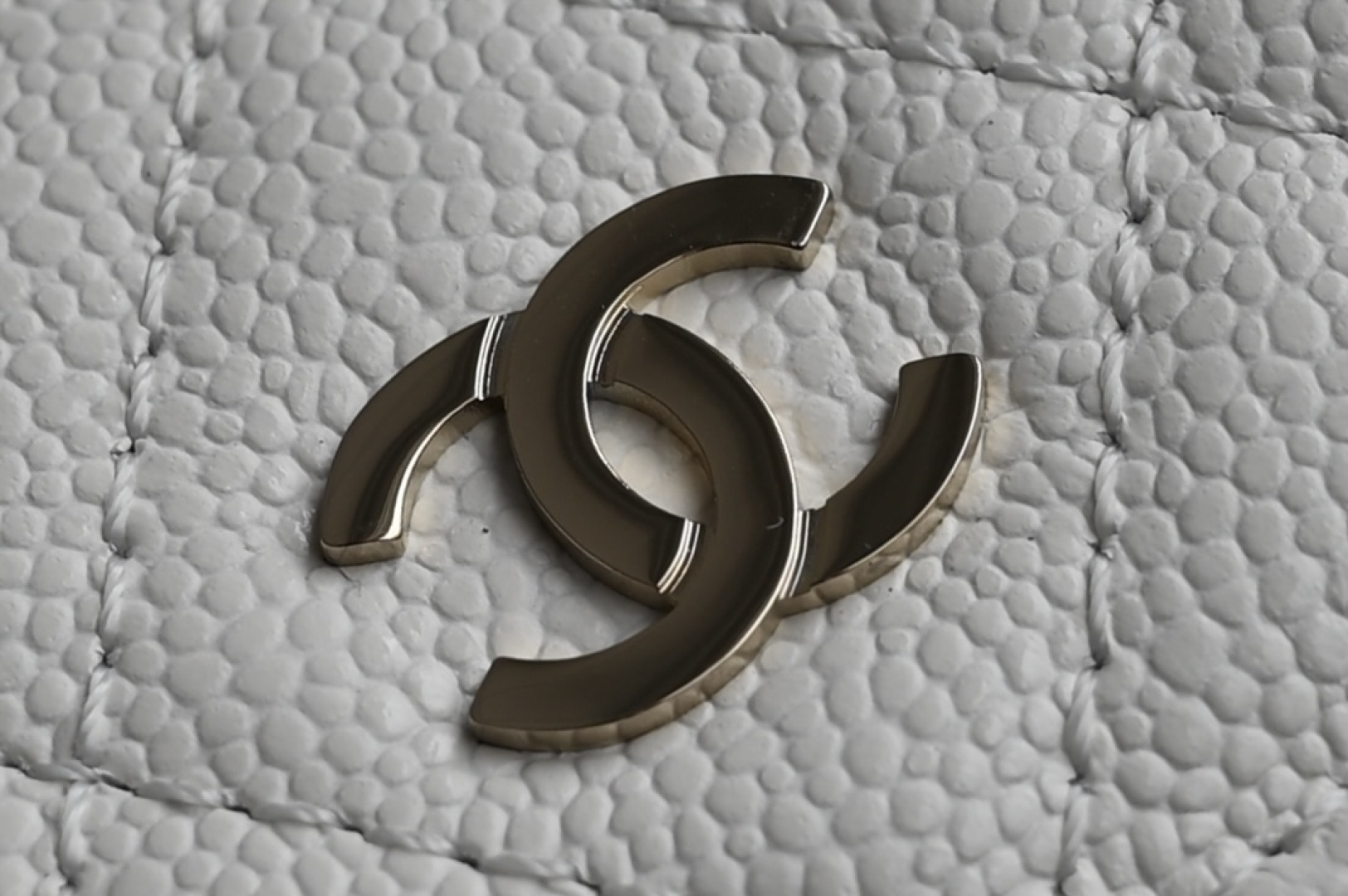 白金版▪️正品级 包装如图𝐂𝐡𝐚𝐧𝐞𝟏新品𝟐𝟒𝐂 白金荔枝皮mini双肩包小书包专柜货售价𝟥𝟦𝟪𝟢𝟢𝗋𝗆