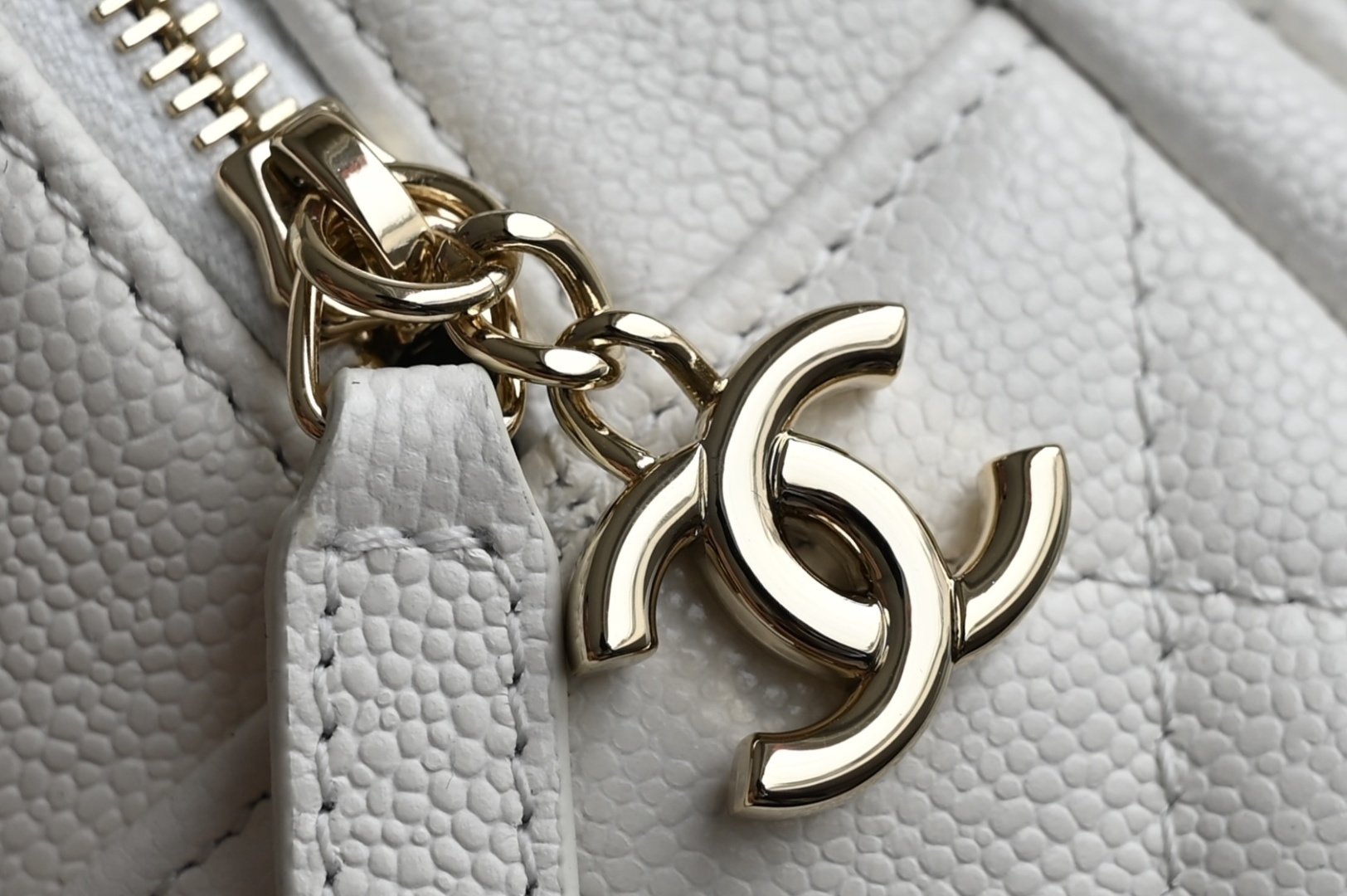 白金版▪️正品级 包装如图𝐂𝐡𝐚𝐧𝐞𝟏新品𝟐𝟒𝐂 白金荔枝皮mini双肩包小书包专柜货售价𝟥𝟦𝟪𝟢𝟢𝗋𝗆