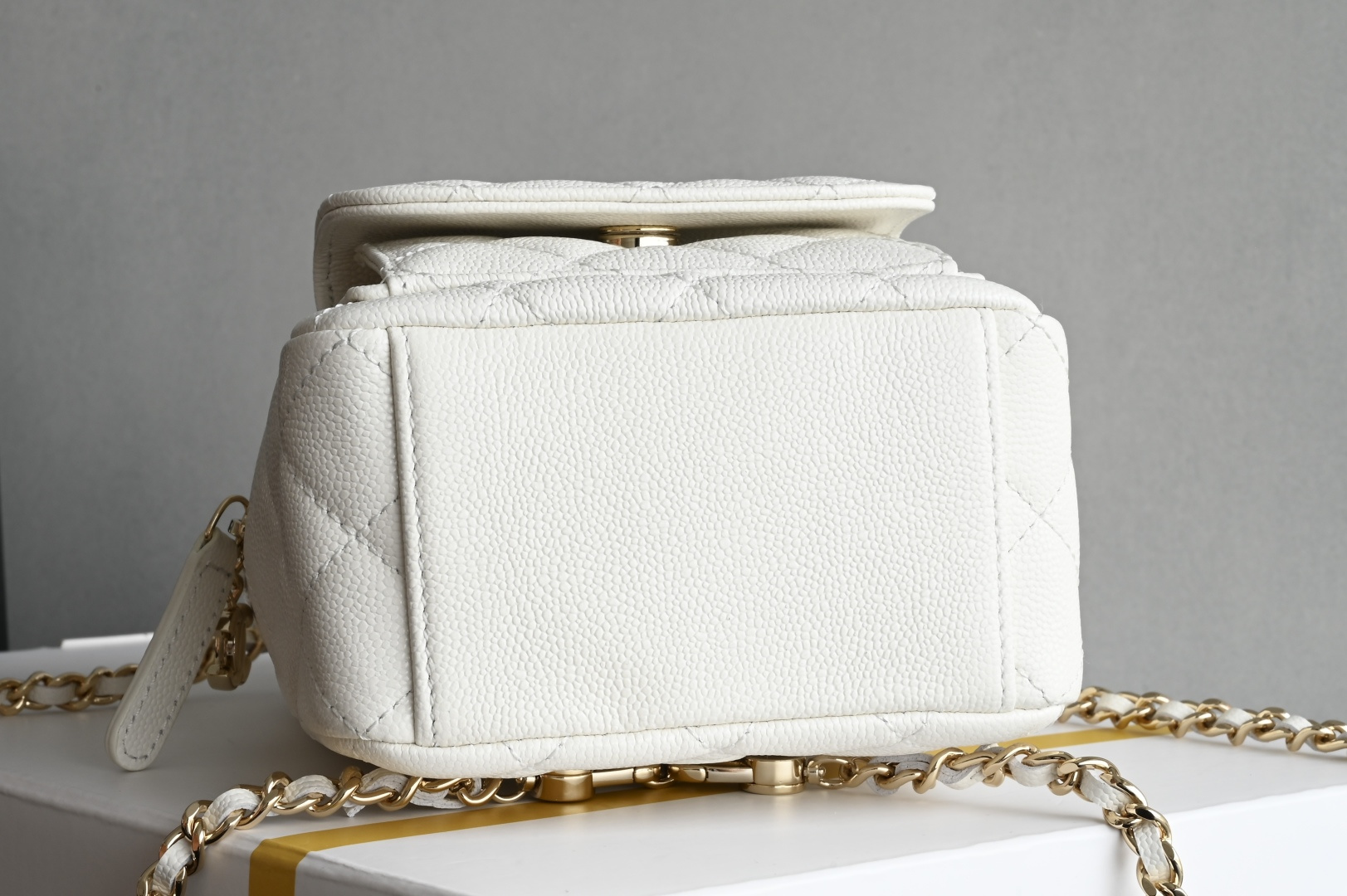 白金版▪️正品级 包装如图𝐂𝐡𝐚𝐧𝐞𝟏新品𝟐𝟒𝐂 白金荔枝皮mini双肩包小书包专柜货售价𝟥𝟦𝟪𝟢𝟢𝗋𝗆