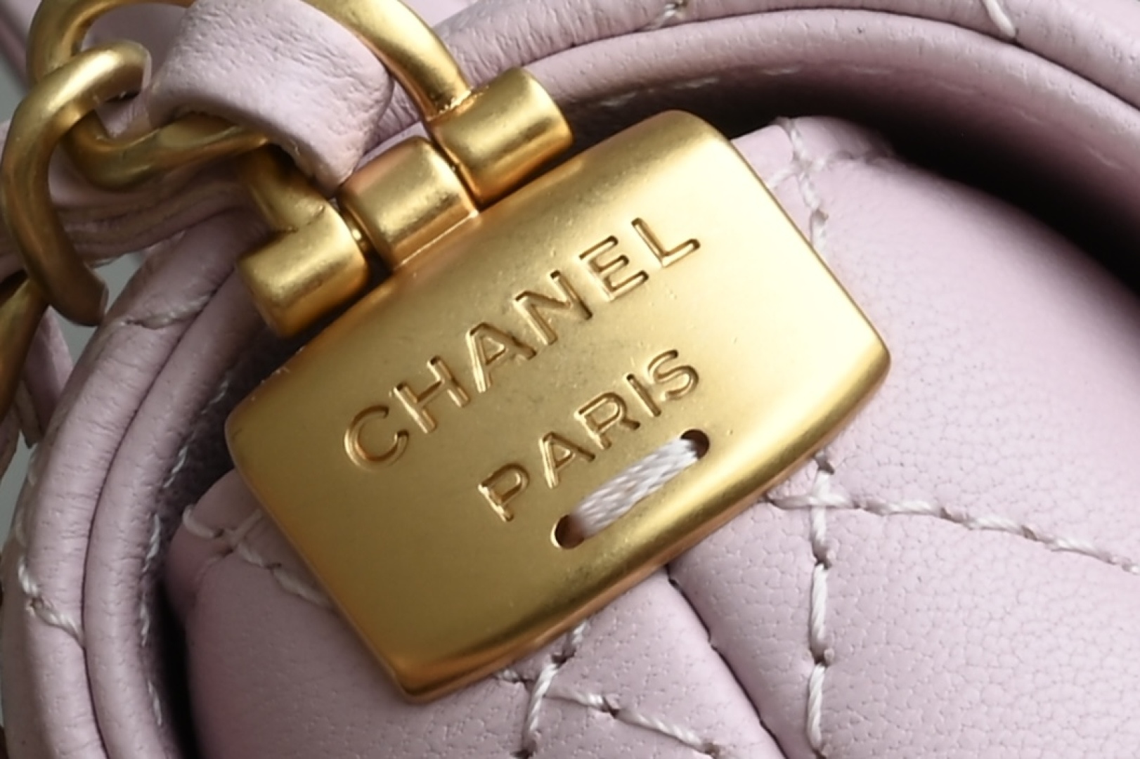 白金版▪️正品级 包装如图全新到货🆕𝐂𝐡𝐚𝐧𝐞𝟏 𝟐𝟓𝐏 手柄Kelly 小号 粉色专柜售价𝟦𝟪𝟧𝟢𝟢𝗋