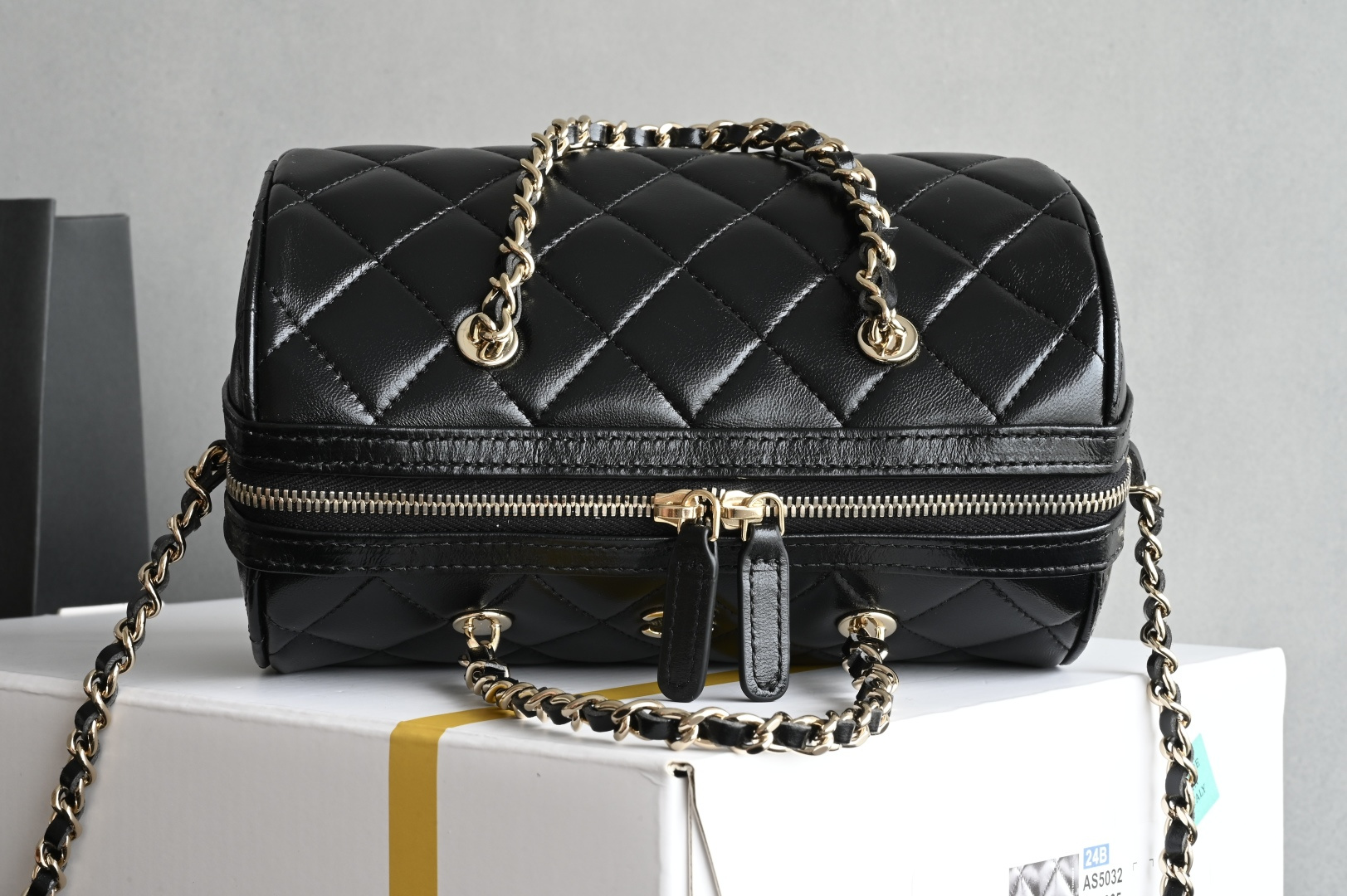 白金版▪️正品级 包装如图全新到货🆕𝗖𝗵𝗮𝗻𝗲𝟭 𝟮𝟱𝐏波士顿保龄球 羊皮黑色专柜售价𝟥𝟣𝟤𝟢𝟢𝗋𝗆𝖻购