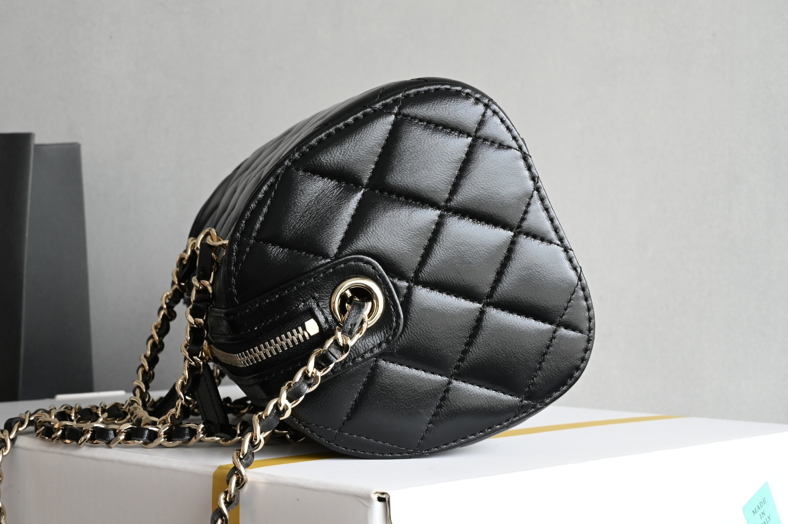 白金版▪️正品级 包装如图全新到货🆕𝗖𝗵𝗮𝗻𝗲𝟭 𝟮𝟱𝐏波士顿保龄球 羊皮黑色专柜售价𝟥𝟣𝟤𝟢𝟢𝗋𝗆𝖻购