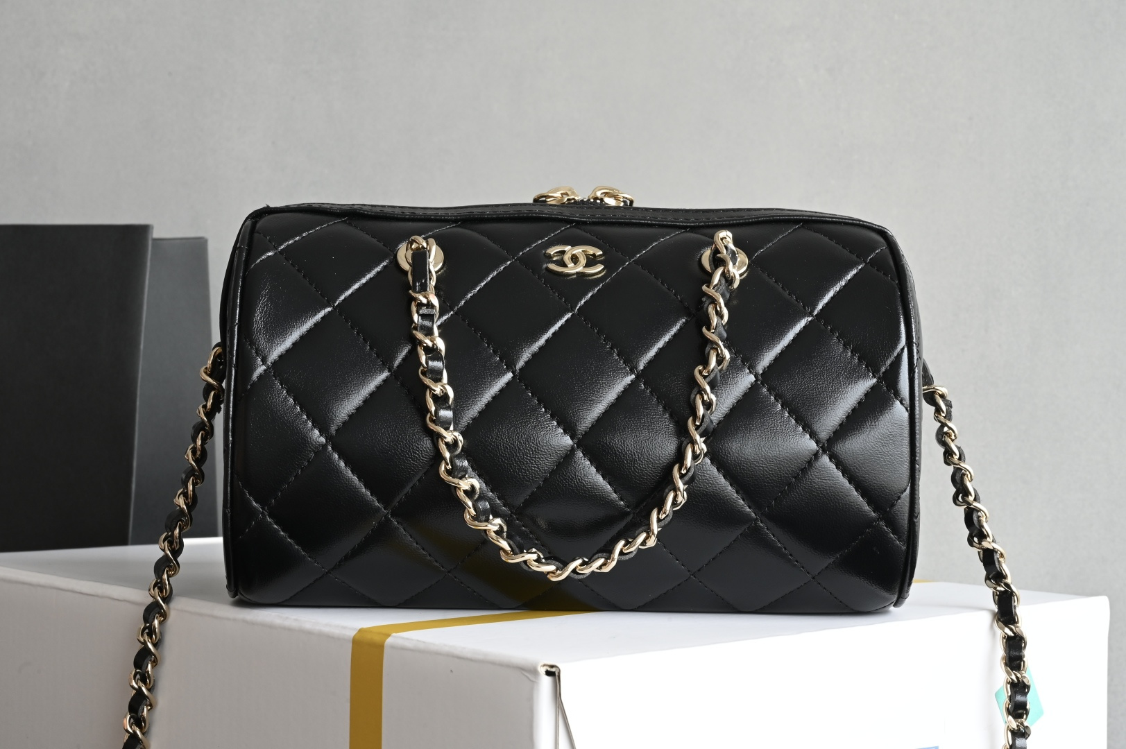 白金版▪️正品级 包装如图全新到货🆕𝗖𝗵𝗮𝗻𝗲𝟭 𝟮𝟱𝐏波士顿保龄球 羊皮黑色专柜售价𝟥𝟣𝟤𝟢𝟢𝗋𝗆𝖻购