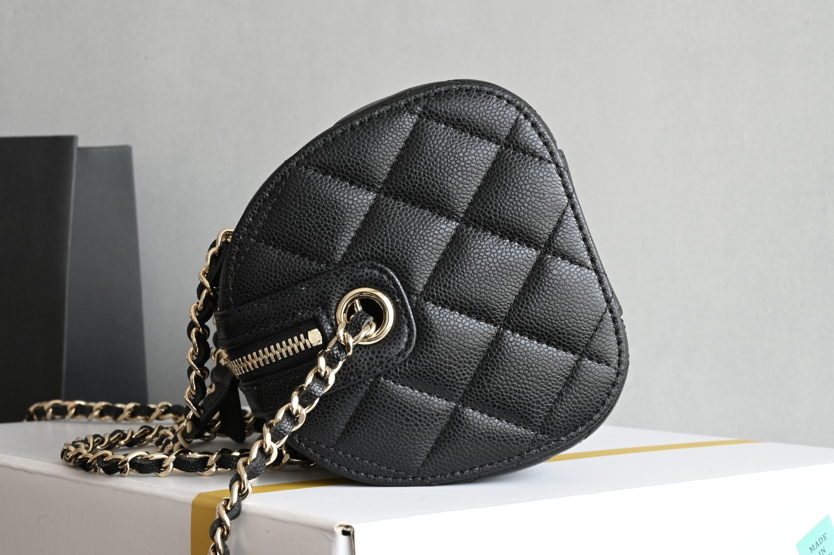 白金版▪️正品级 包装如图全新到货🆕𝗖𝗵𝗮𝗻𝗲𝟭 𝟮𝟱𝐏波士顿保龄球 鱼子酱黑色专柜售价𝟥𝟣𝟤𝟢𝟢𝗋𝗆𝖻