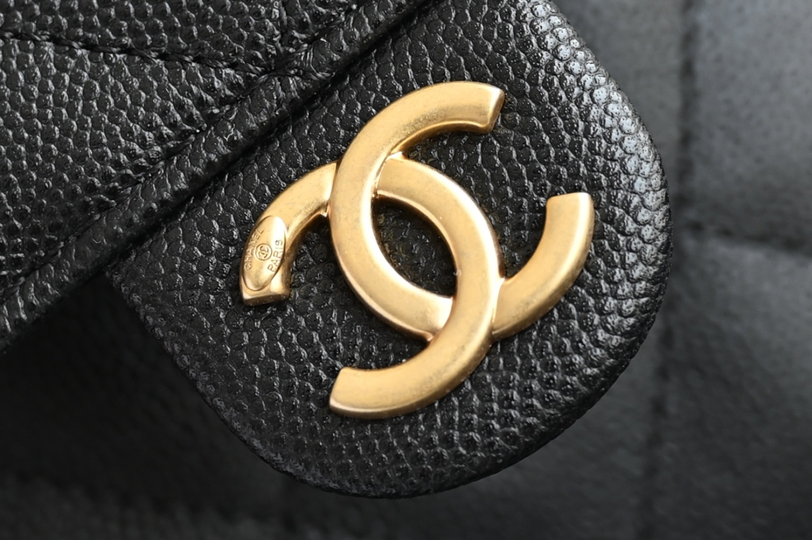 🌼白金版▪️正品级 包装如图全新到货🆕𝗖𝗵𝗮𝗻𝗲𝟭 𝟮𝟱𝗰早春嬉皮购物包小号 黑色♥专柜售价𝟦𝟩𝟪𝟢𝟢𝗋