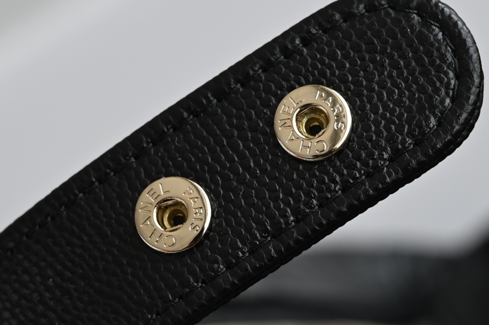 白金版▪️正品级 包装如图全新到货🆕𝗖𝗵𝗮𝗻𝗲𝟭 𝟮𝟱𝐏拉丝大金扣手提𝗁𝗈𝖻𝗈饭盒包 黑色专柜售价𝟤𝟨𝟧