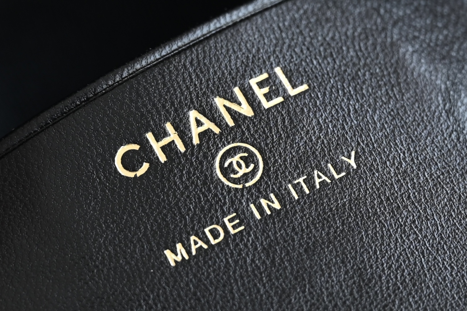 白金版▪️正品级 包装如图全新到货🆕𝗖𝗵𝗮𝗻𝗲𝟭 𝟮𝟱𝐏拉丝大金扣手提𝗁𝗈𝖻𝗈饭盒包 黑色专柜售价𝟤𝟨𝟧