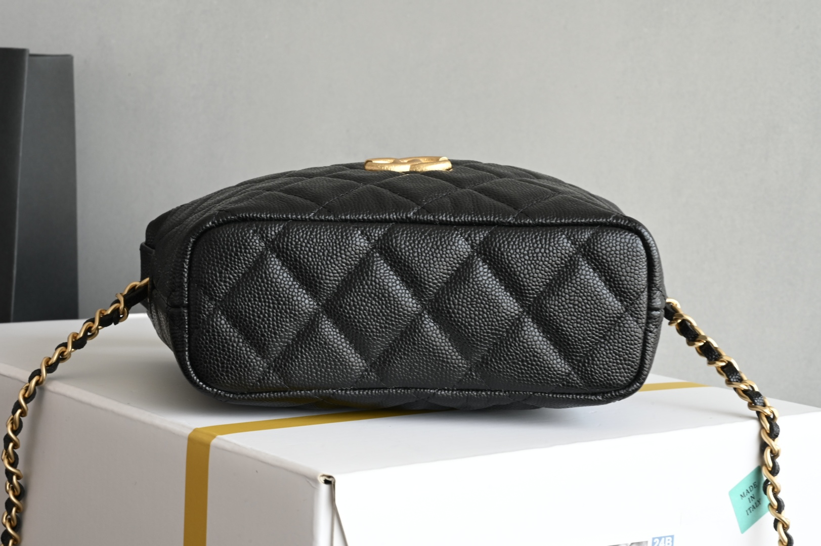 白金版▪️正品级 包装如图全新到货🆕𝗖𝗵𝗮𝗻𝗲𝟭 𝟮𝟱𝐏拉丝大金扣手提𝗁𝗈𝖻𝗈饭盒包 黑色专柜售价𝟤𝟨𝟧