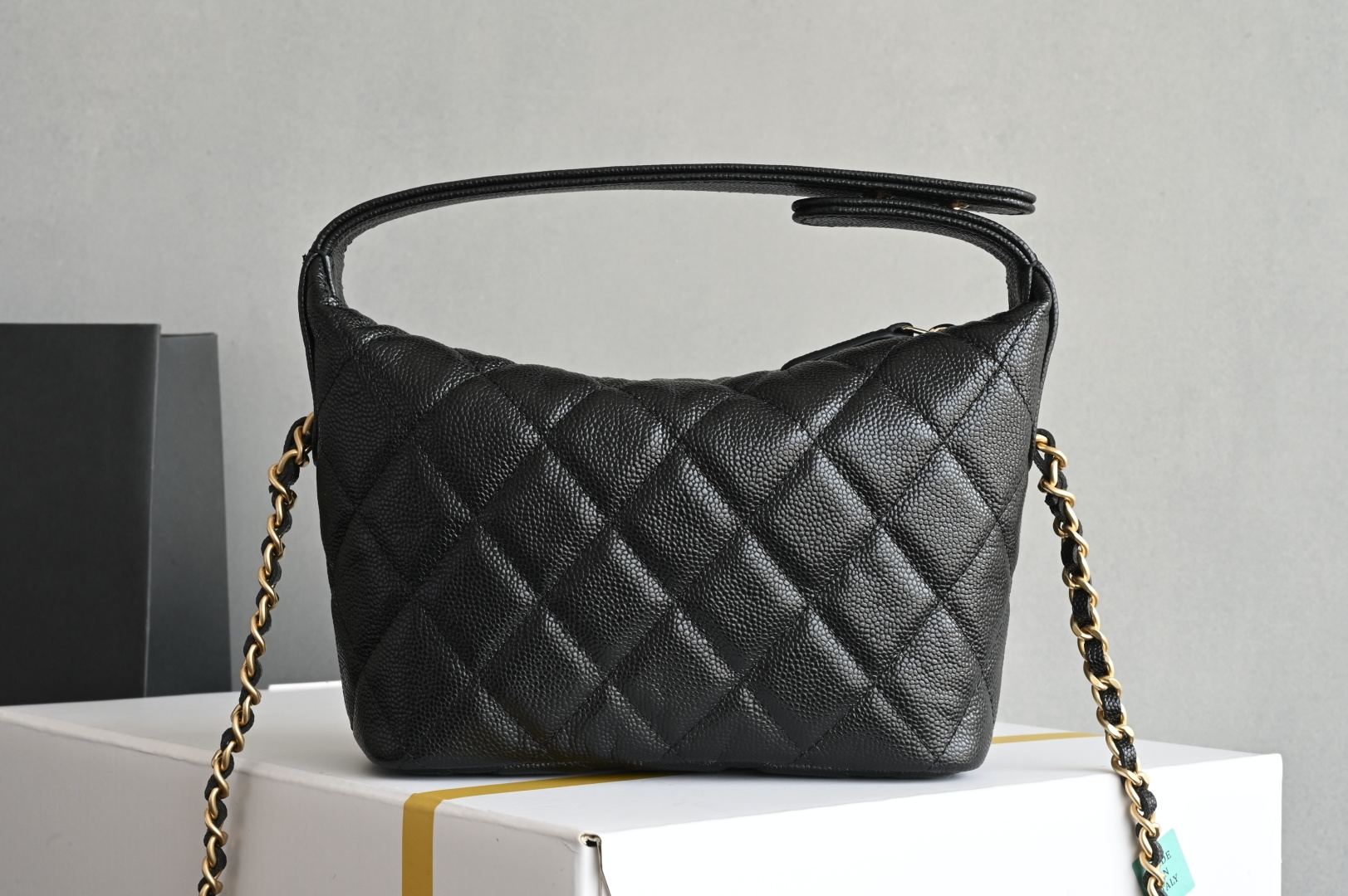 白金版▪️正品级 包装如图全新到货🆕𝗖𝗵𝗮𝗻𝗲𝟭 𝟮𝟱𝐏拉丝大金扣手提𝗁𝗈𝖻𝗈饭盒包 黑色专柜售价𝟤𝟨𝟧