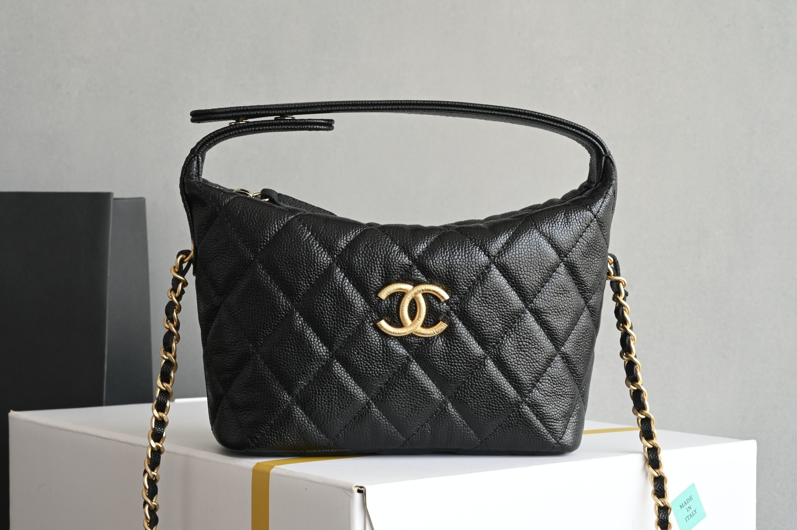 白金版▪️正品级 包装如图全新到货🆕𝗖𝗵𝗮𝗻𝗲𝟭 𝟮𝟱𝐏拉丝大金扣手提𝗁𝗈𝖻𝗈饭盒包 黑色专柜售价𝟤𝟨𝟧