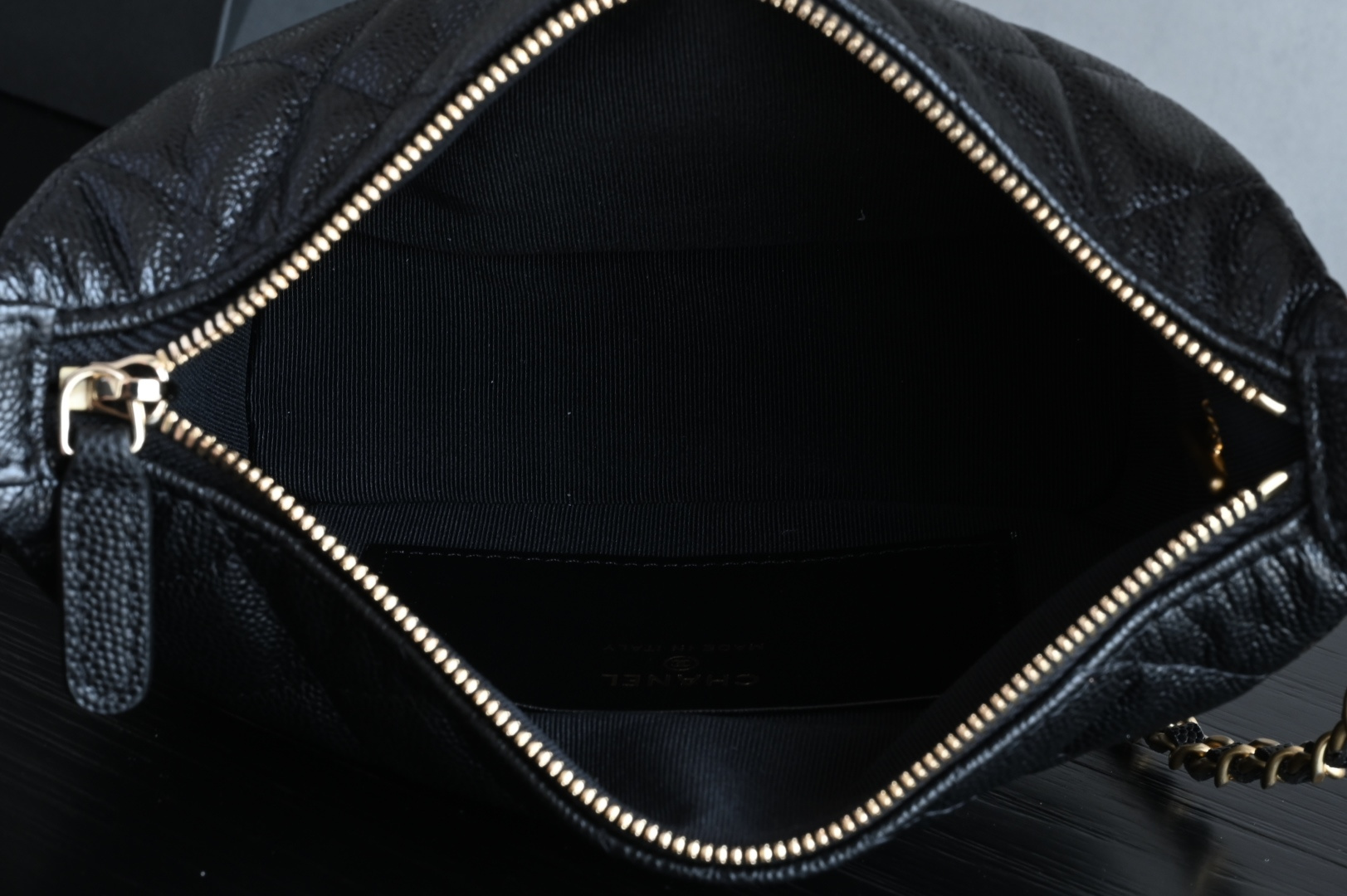 白金版▪️正品级 包装如图全新到货🆕𝗖𝗵𝗮𝗻𝗲𝟭 𝟮𝟱𝐏拉丝大金扣手提𝗁𝗈𝖻𝗈饭盒包 黑色专柜售价𝟤𝟨𝟧