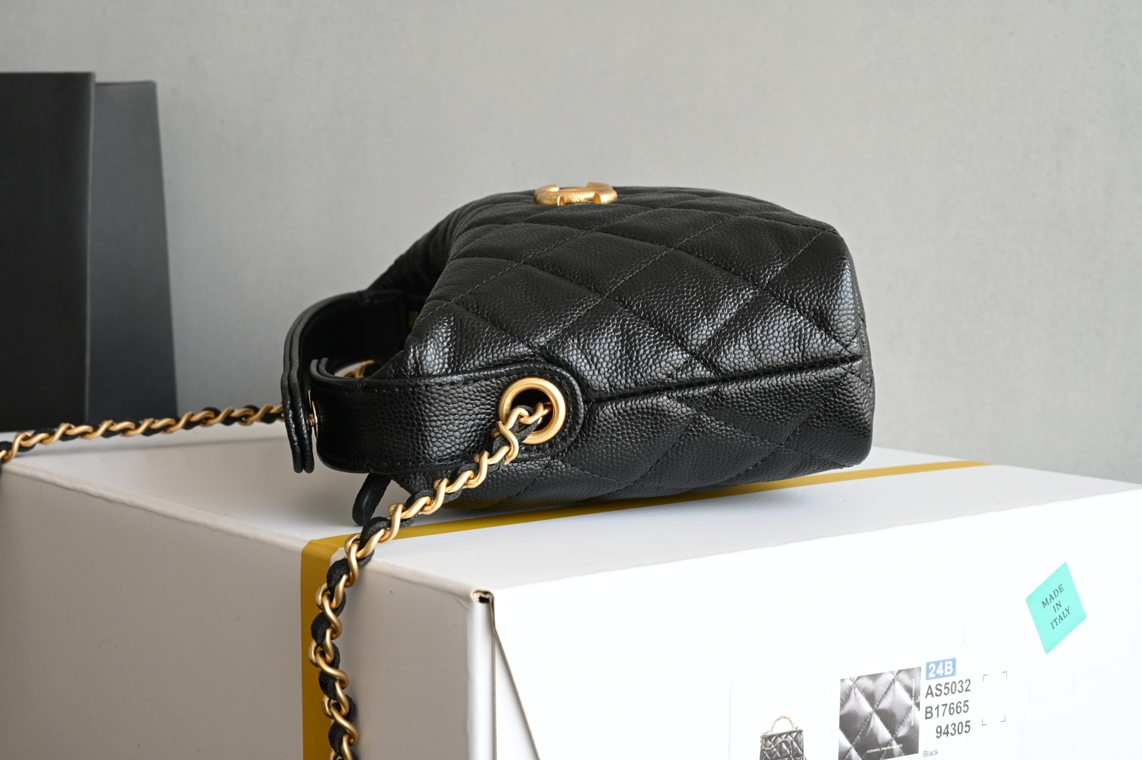 白金版▪️正品级 包装如图全新到货🆕𝗖𝗵𝗮𝗻𝗲𝟭 𝟮𝟱𝐏拉丝大金扣手提𝗁𝗈𝖻𝗈饭盒包 黑色专柜售价𝟤𝟨𝟧