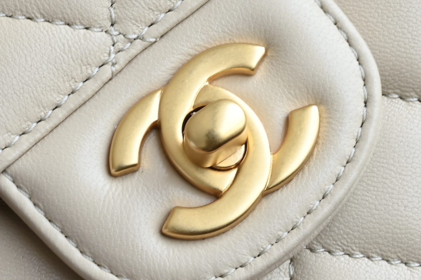 白金版▪️正品级 包装如图全新到货🆕𝐂𝐡𝐚𝐧𝐞𝟏 𝟐𝟓𝐏 手柄Kelly 横版小号专柜售价𝟦𝟨𝟫𝟢𝟢𝗋𝗆