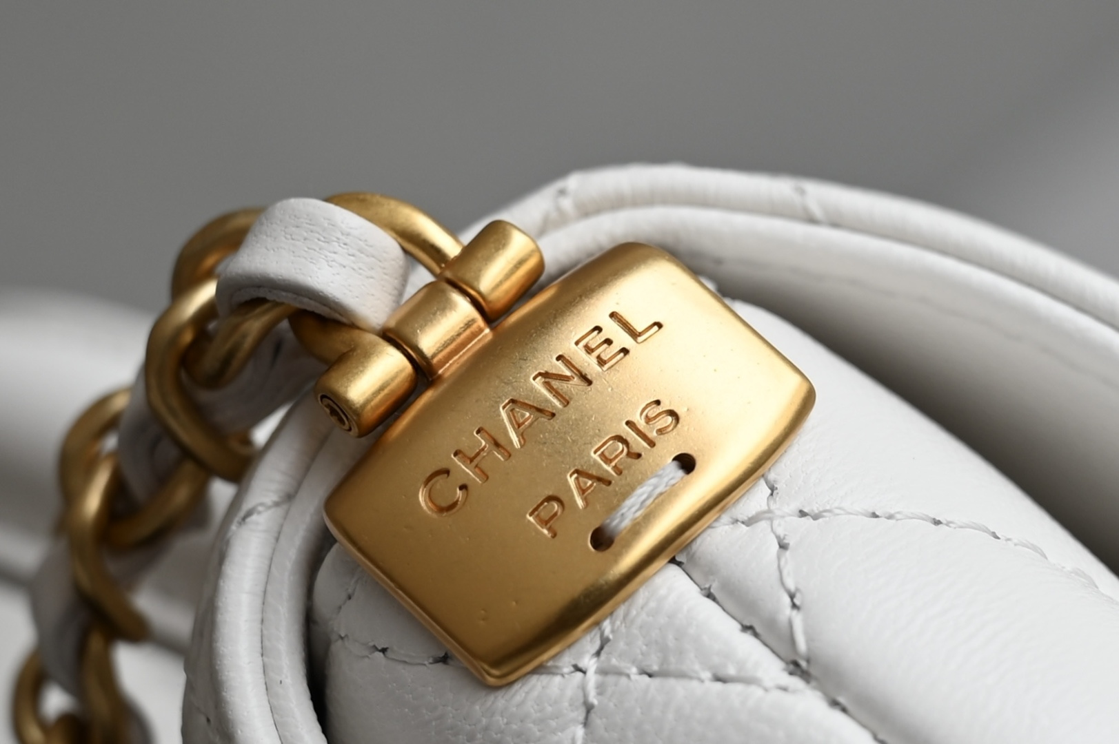 白金版▪️正品级 包装如图全新到货🆕𝐂𝐡𝐚𝐧𝐞𝟏 𝟐𝟓𝐏 手柄Kelly 小号 白色专柜售价𝟦𝟪𝟧𝟢𝟢𝗋