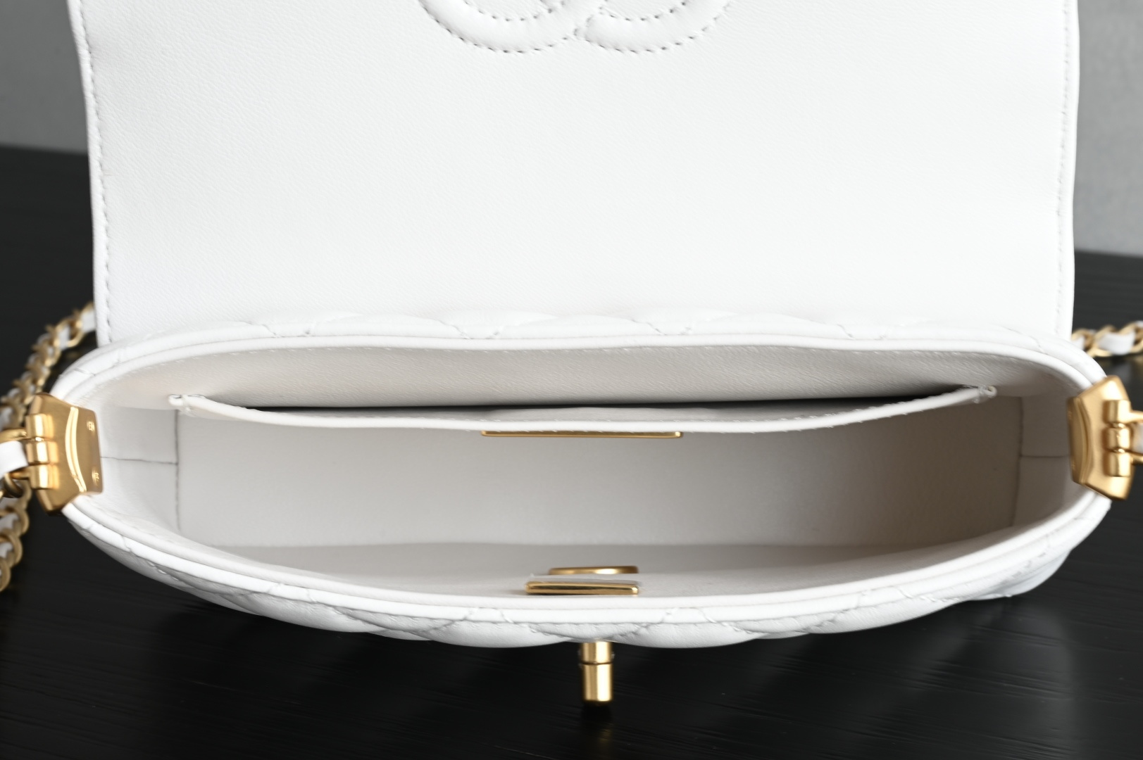 白金版▪️正品级 包装如图全新到货🆕𝐂𝐡𝐚𝐧𝐞𝟏 𝟐𝟓𝐏 手柄Kelly 小号 白色专柜售价𝟦𝟪𝟧𝟢𝟢𝗋