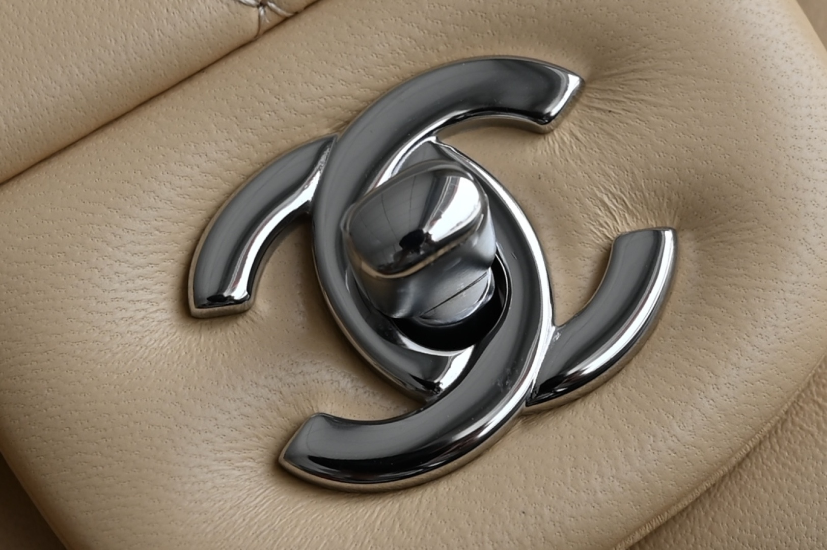 🌼白金版▪️正品级 包装如图全新发售‼️最新版𝙲𝙵系列专柜售价𝟾𝟺𝟸𝟹𝟶购入开发➠𝙲𝚕𝚊𝚜𝚜𝚒𝚌 𝙵𝚕𝚊