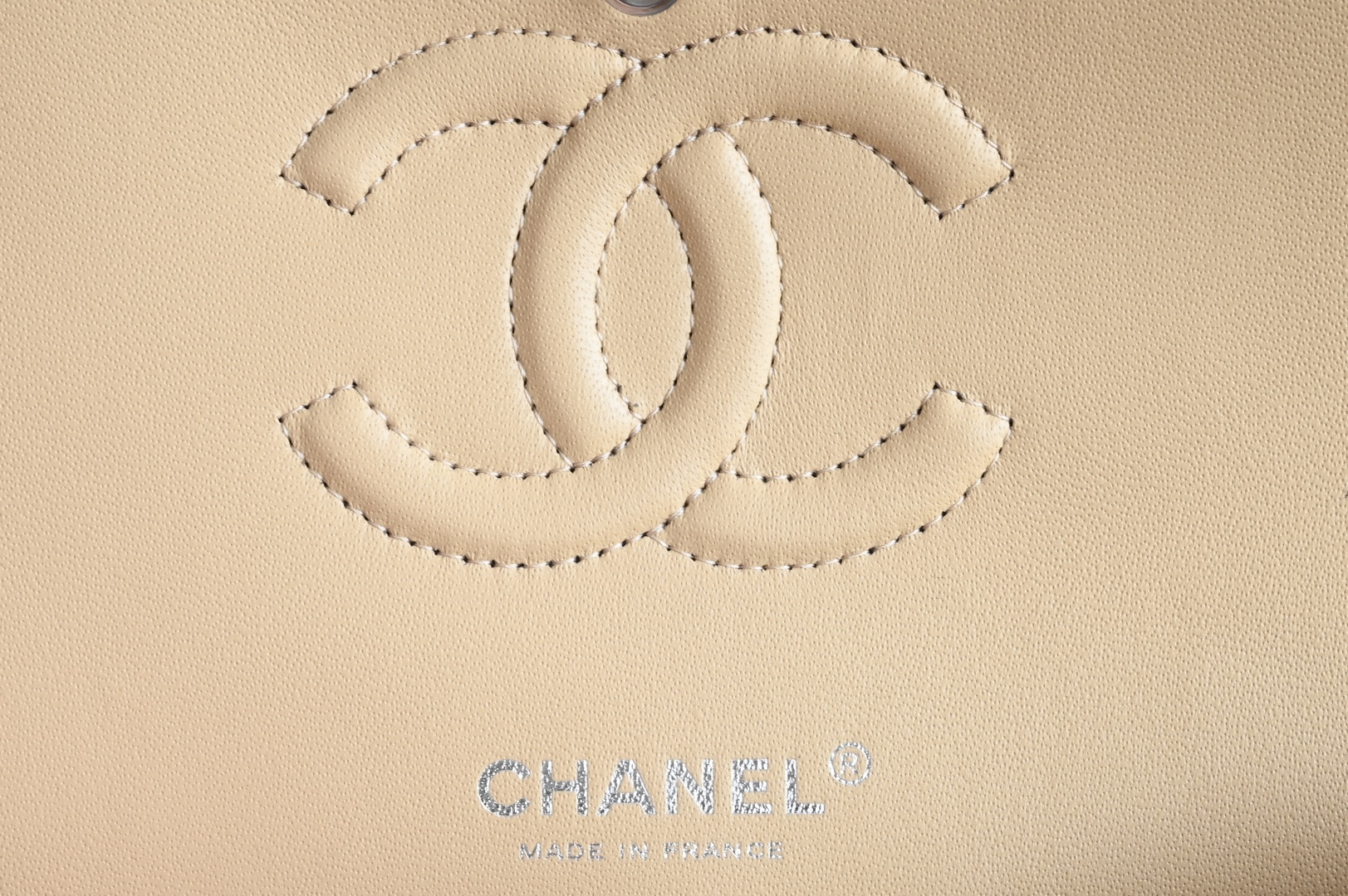 🌼白金版▪️正品级 包装如图全新发售‼️最新版𝙲𝙵系列专柜售价𝟾𝟺𝟸𝟹𝟶购入开发➠𝙲𝚕𝚊𝚜𝚜𝚒𝚌 𝙵𝚕𝚊