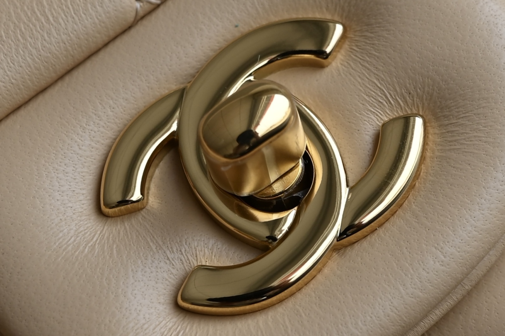 🌼白金版▪️正品级 包装如图全新发售‼️最新版𝙲𝙵系列专柜售价𝟾𝟺𝟸𝟹𝟶购入开发➠𝙲𝚕𝚊𝚜𝚜𝚒𝚌 𝙵𝚕𝚊